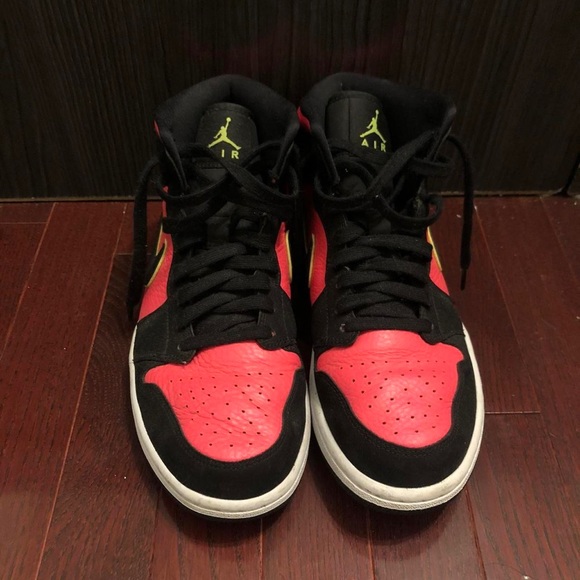 Jordan 1 mids (Black hot punch W) US size 10. - Picture 3 of 4